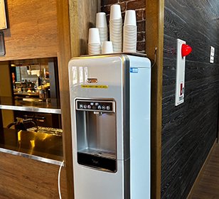 请使用装有热水的冲泡奶粉的服务器。