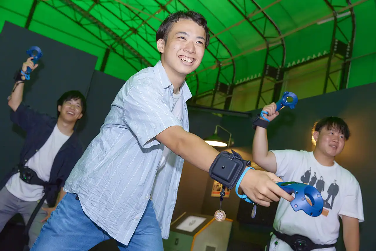 무기 컨트롤러와 추적 벨트 장착